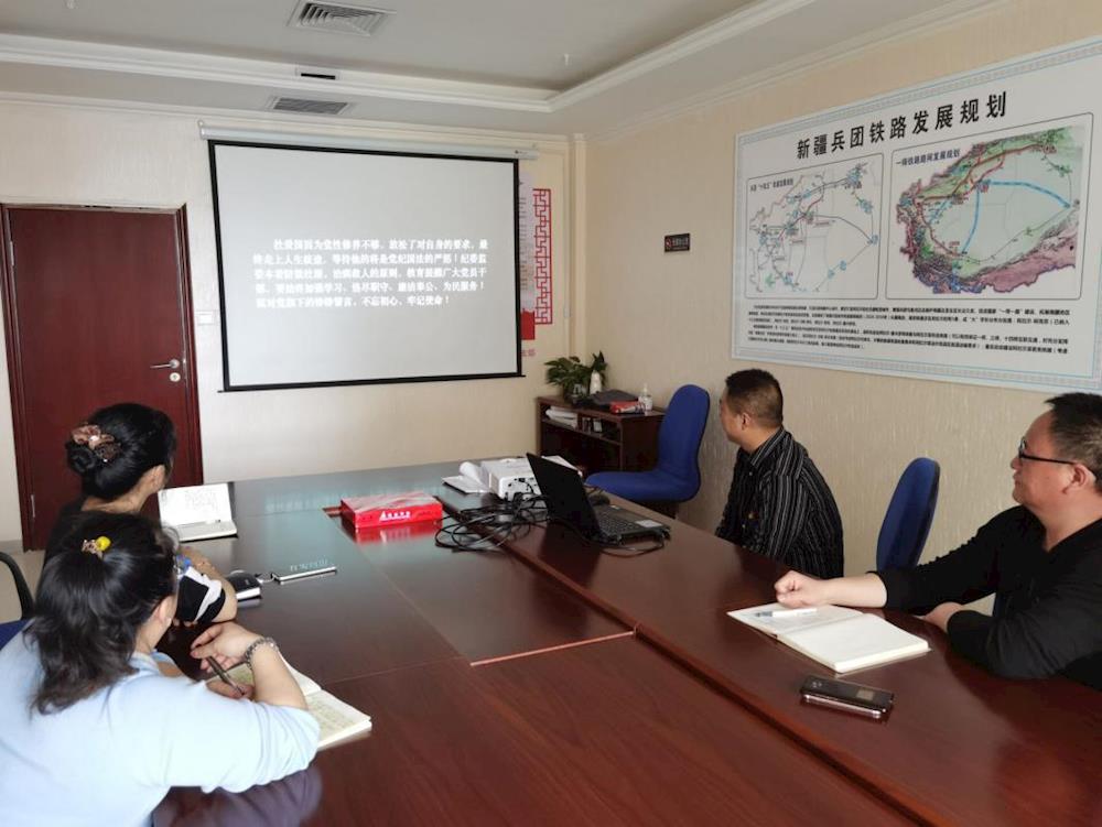 新疆阿塔铁路有限公司党支部开展“传承雷锋精神  弘扬时代新风” 主题党日活动