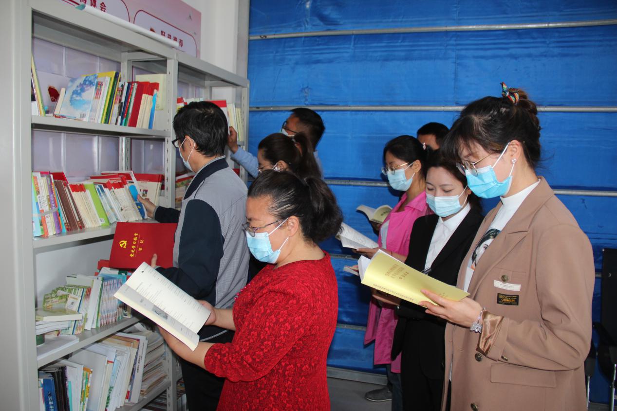 阿拉尔市西北兴业集团开展“世界读书日.我来读党史”活动