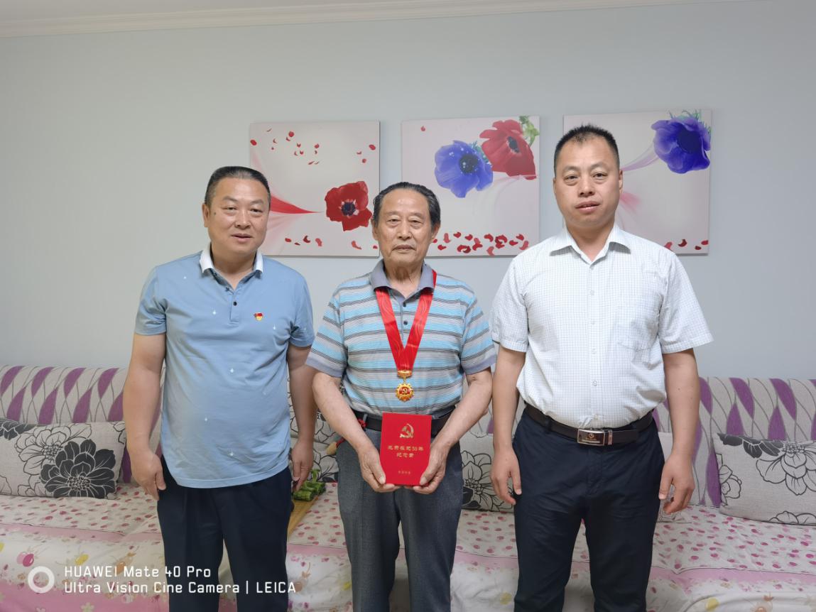 新农开发公司为离休老党员颁发  “光荣在党50年”纪念章   