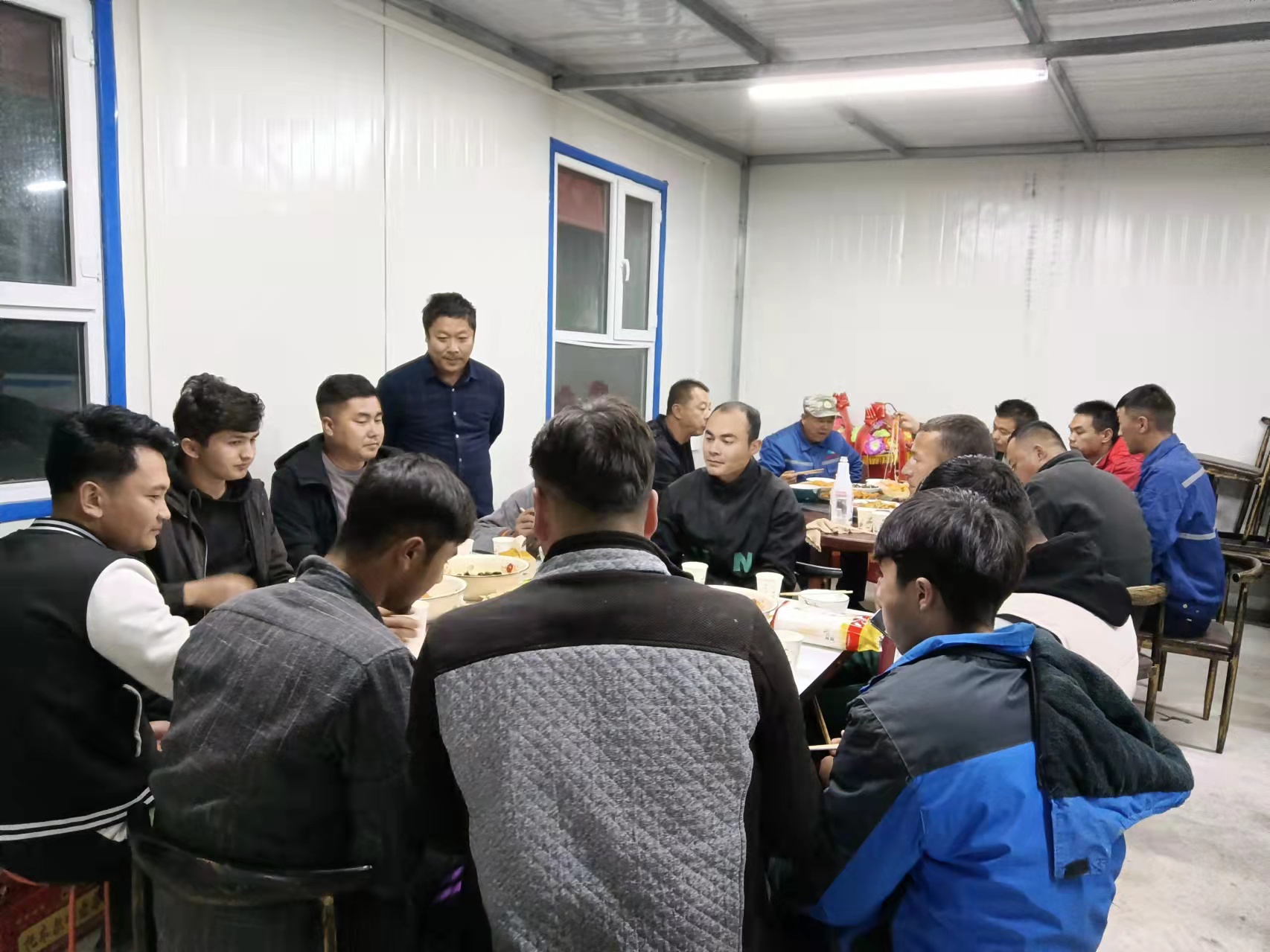 托峰冰川牧业庆祝第十二个“中国兽医日”