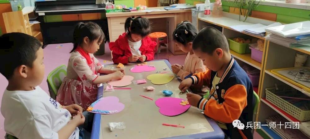 “无私慈母爱，情系母亲节”—十四团幼儿园开展母亲节主题活动