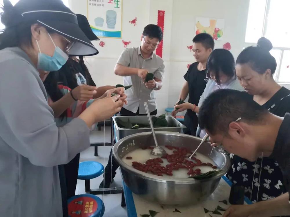 粽叶飘香庆端午——托喀依乡工会举办包粽子活动