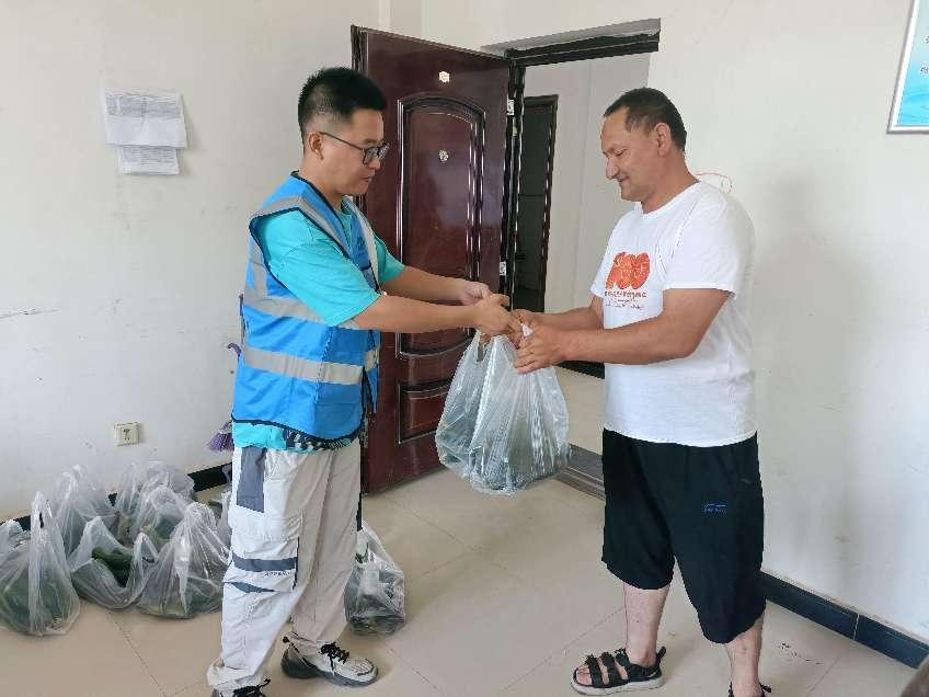阿拉尔市三五九水务（集团）公司、金盾劳务派遣公司组织开展夏送清凉活动