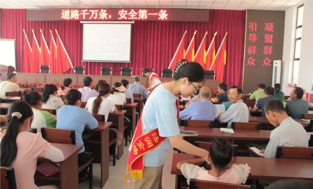 十四团司法所开展道路交通安全宣传活动