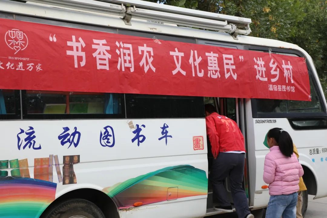 四团组织开展“书香润农 文化惠民”图书下基层活动