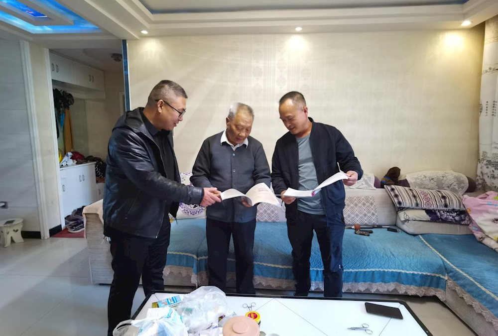 昆岗社区退役军人服务站开展“情系退役军人 政策宣传入户更暖心”活动