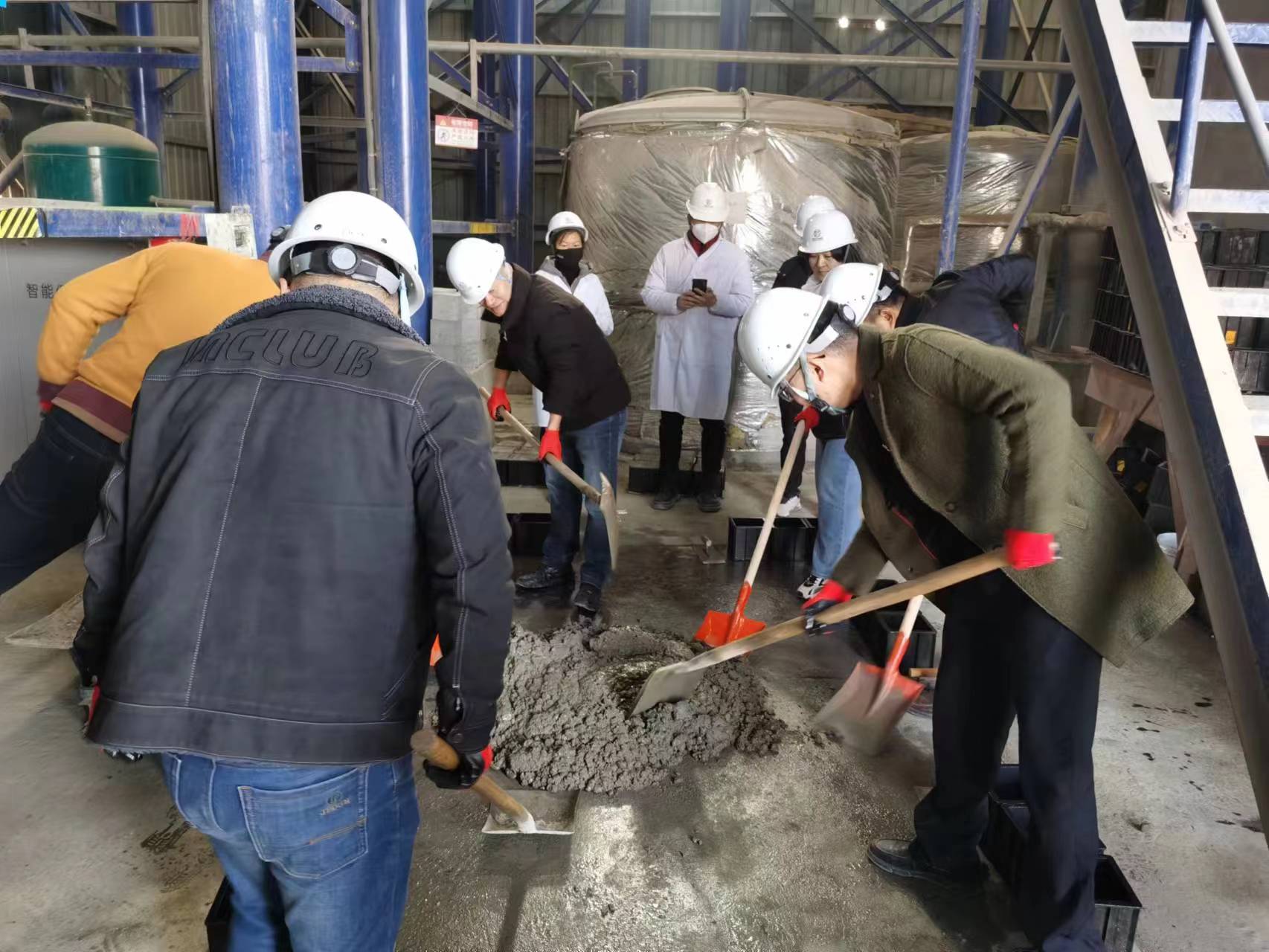 浙建新型建材公司党支部开展“混凝土试块制作技能比武”主题党日活动