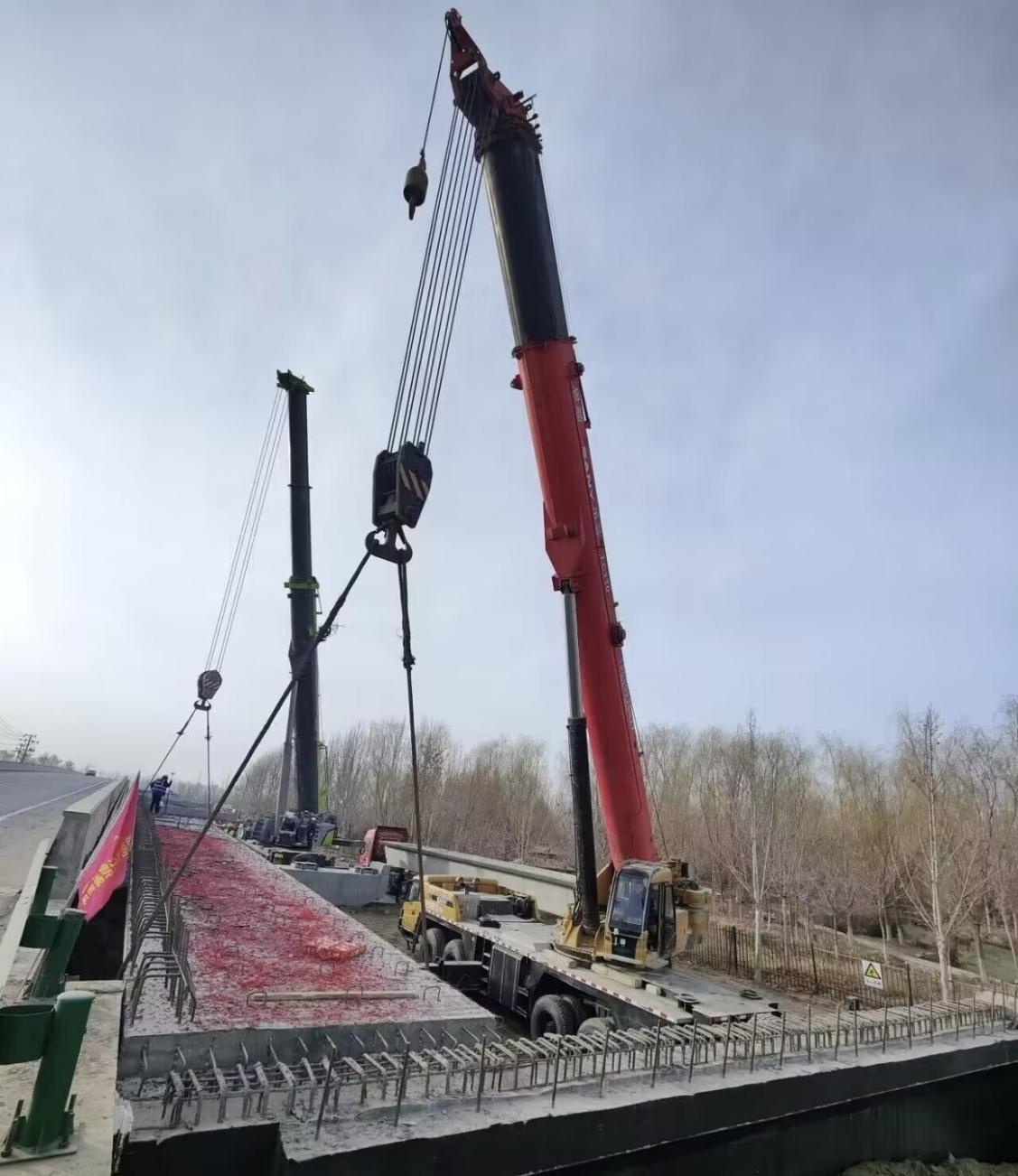 第一师阿拉尔-G580公路建设项目大桥箱梁首跨吊装成功