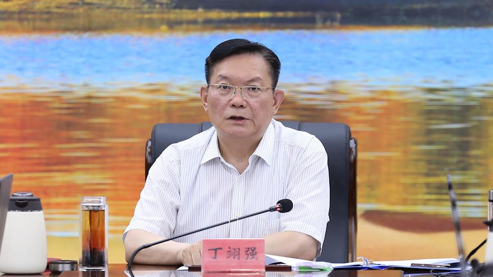 十二届师市党委常委会召开会议