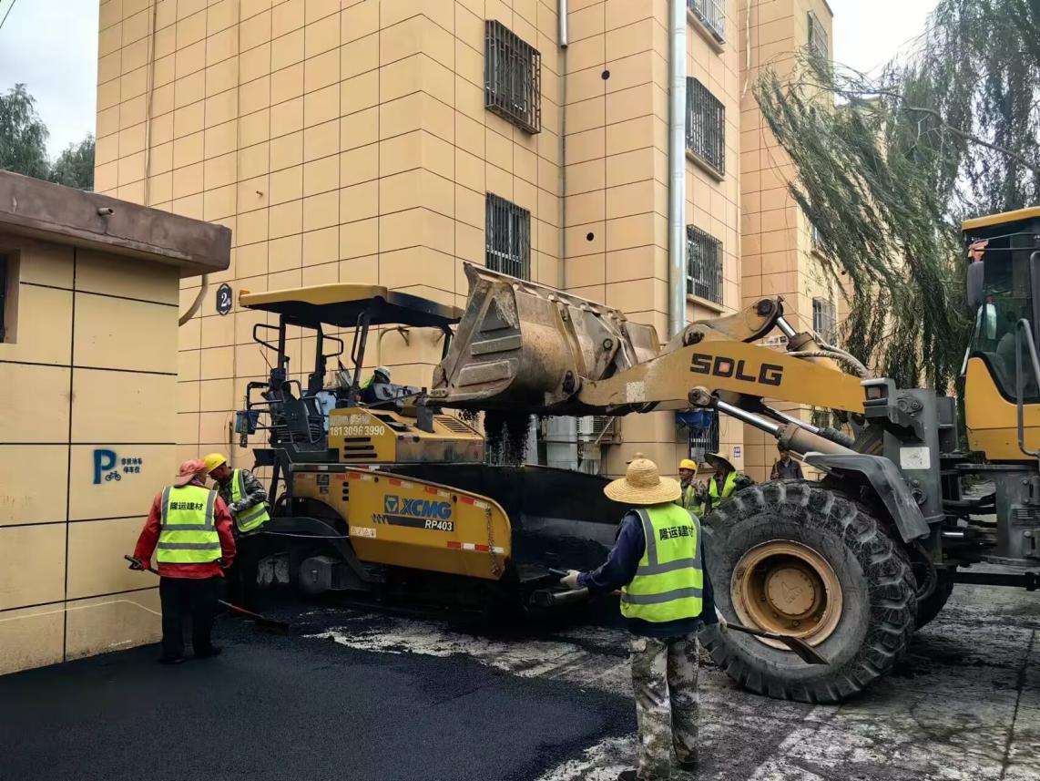 水利水电机械设备经营分公司积极推进小区老路改造施工项目