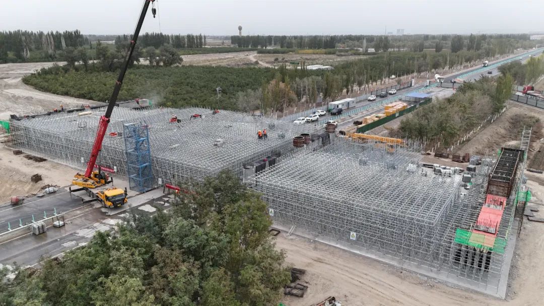 阿阿高速项目建设取得新进展，第三合同段互通2号桥满堂支架搭设完成