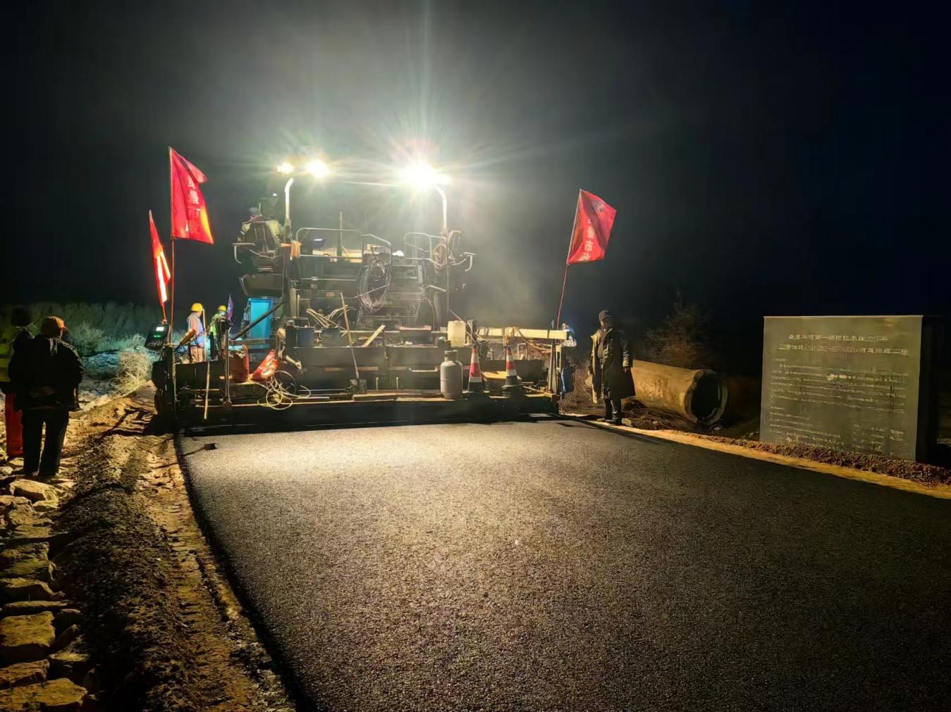 环城东路（健康步道）公路摊铺进行时