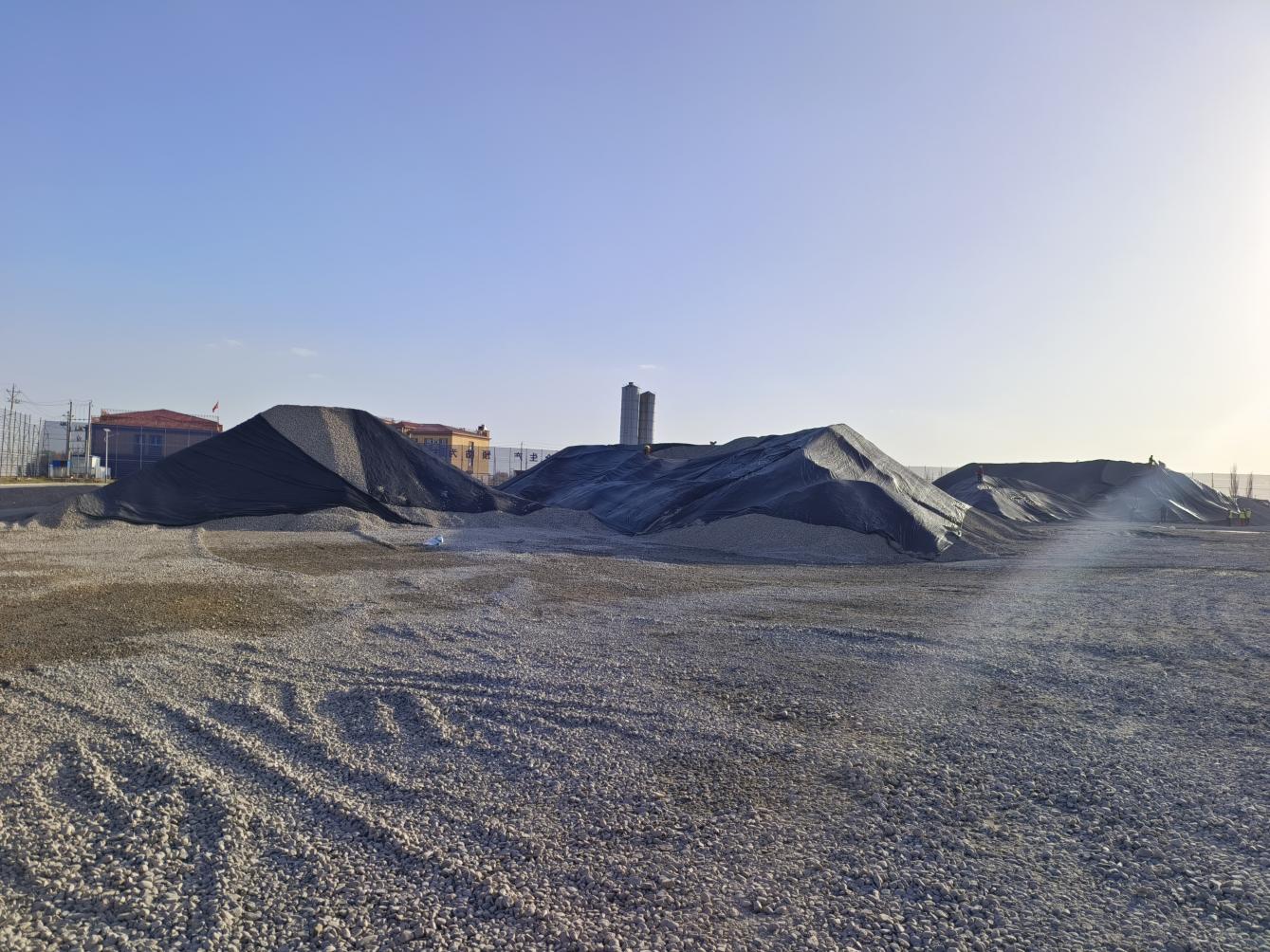 隆运建材公司对施工现场扬尘进行治理