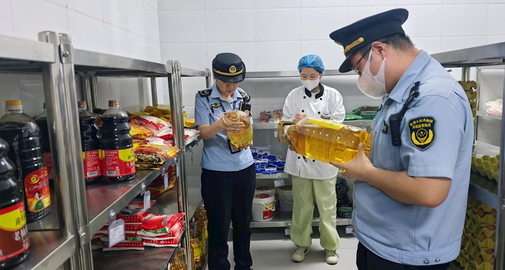 夏季食品安全防线再加固——师市市场监督管理局深入开展集中供餐单位 专项整治行动