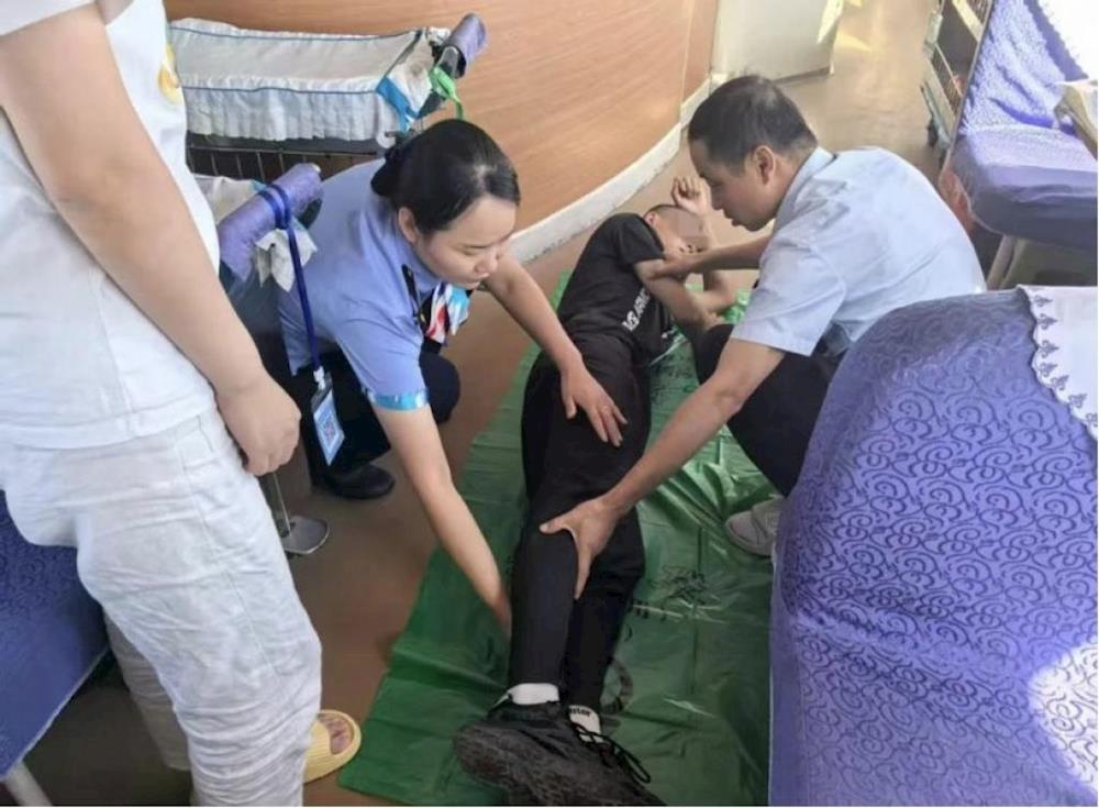 人民日报点赞|兵团国家区域医疗中心医生在列车上3次出手救人！