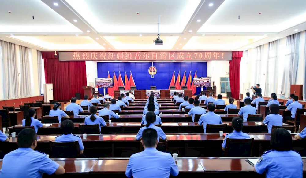 第一师阿拉尔市公安机关组织集中观看新疆维吾尔自治区成立70周年庆祝大会盛况