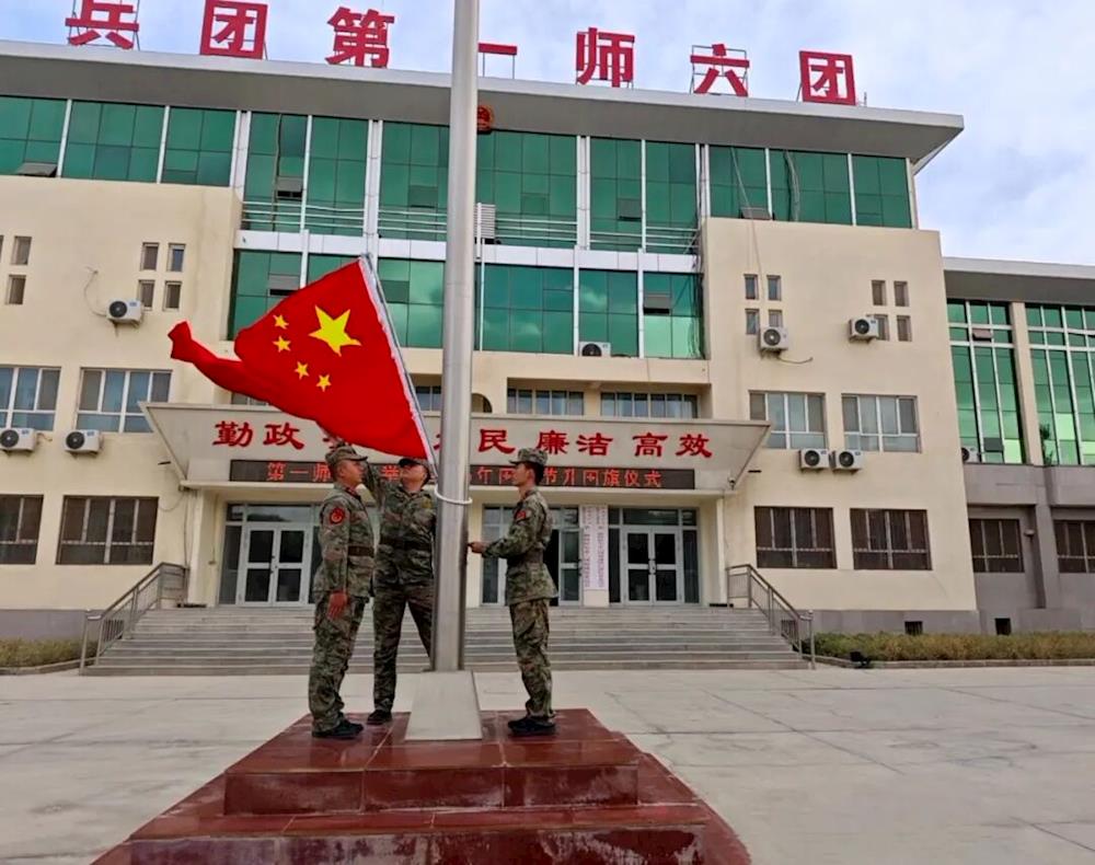 六团举行庆祝中华人民共和国成立76周年升国旗仪式