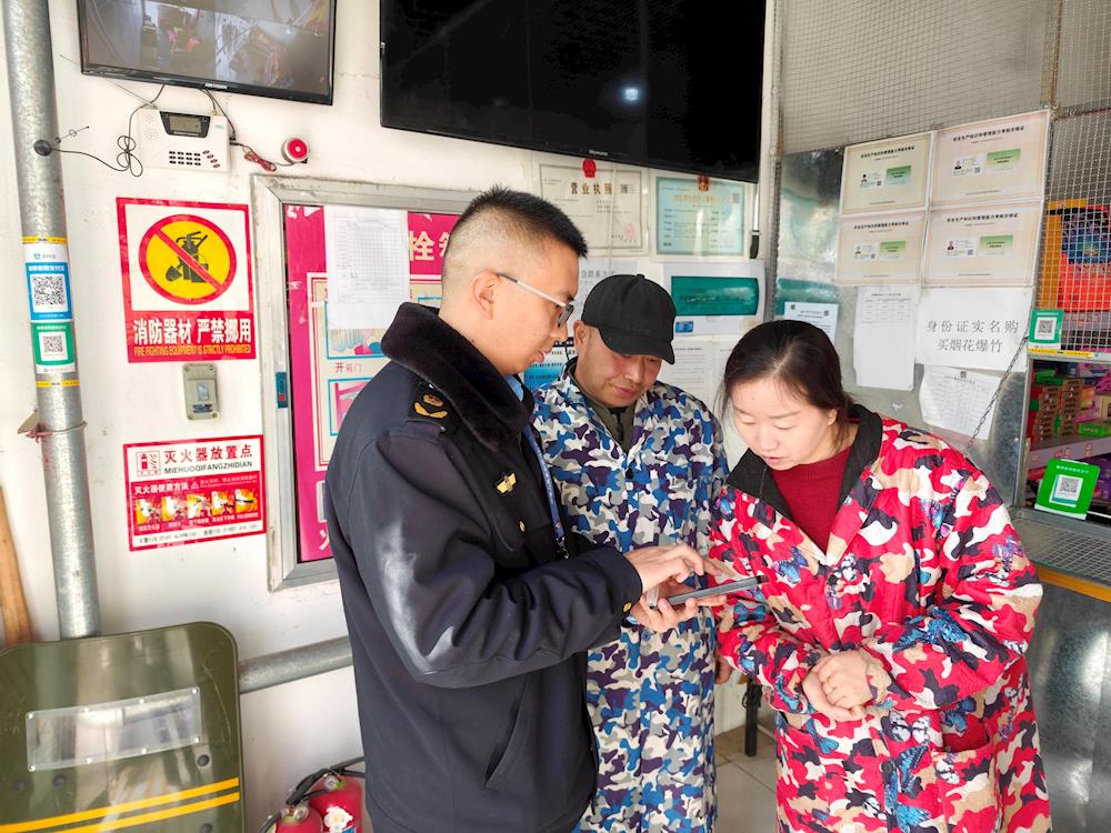 第一师阿拉尔市应急管理局春节期间烟花爆竹专项检查“不打烊”