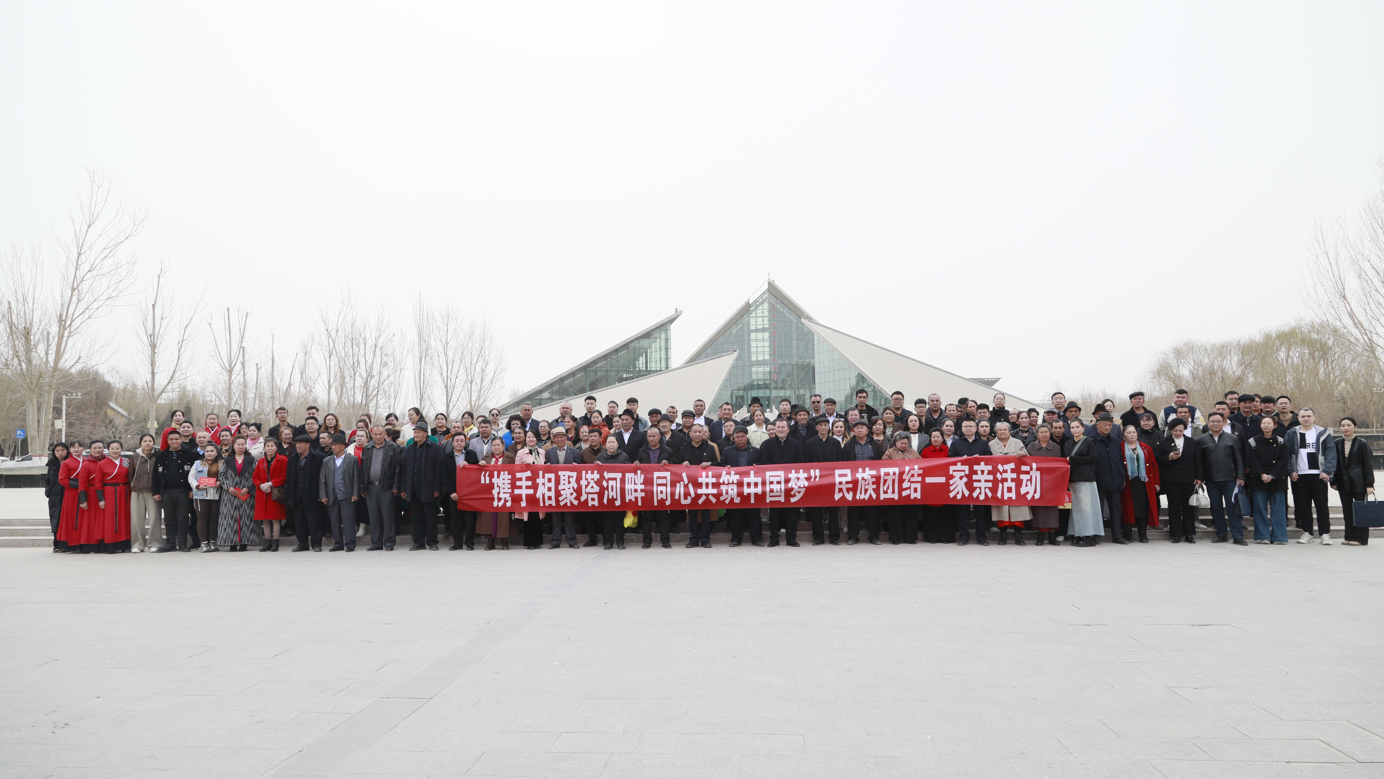 红色铸魂聚同心  就业搭桥暖民心————第一师阿拉尔市党委统战部等5部门开展“民族团结一家亲”活动