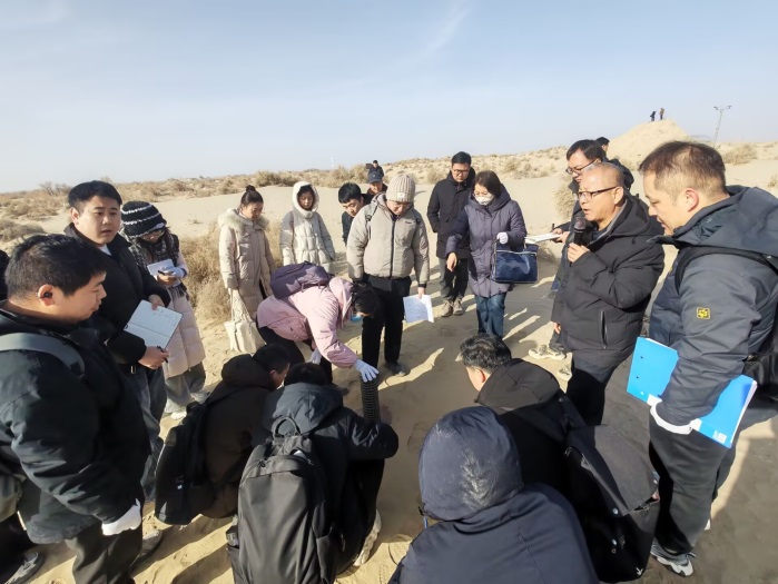 塔里木大学师生走进阿拉尔国家级风蚀监测站开展研学活动