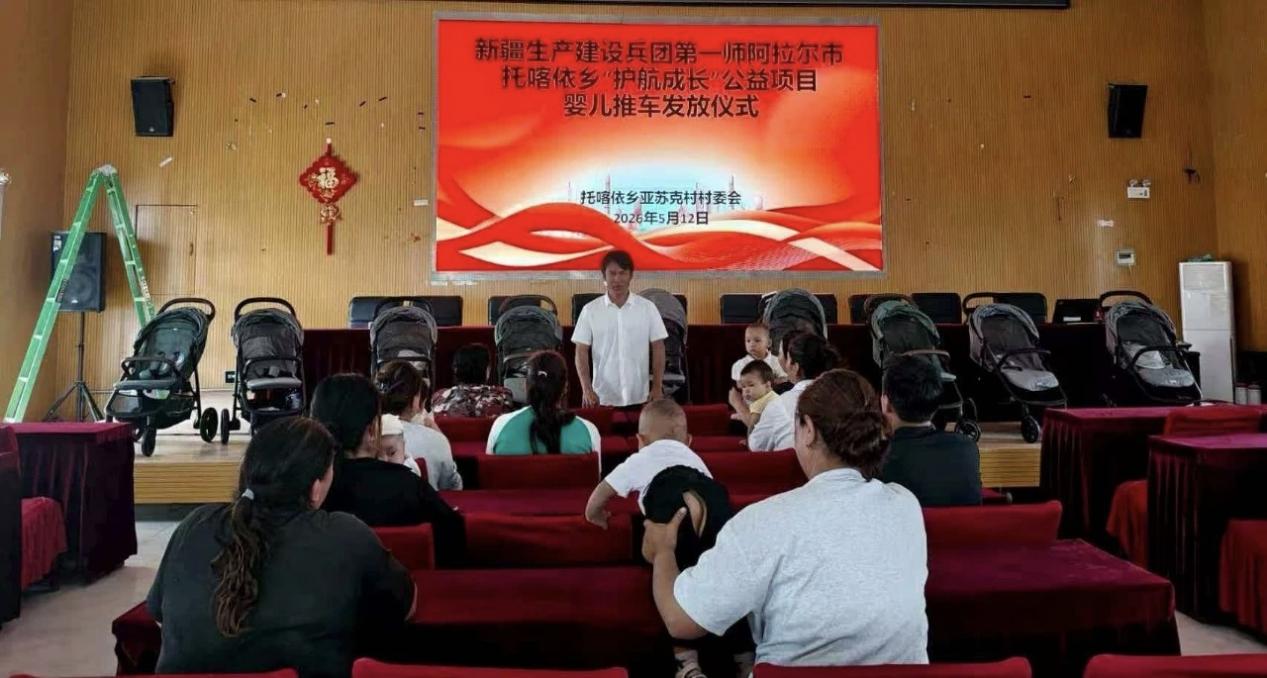 爱心推车送温暖 情系乡村润童心