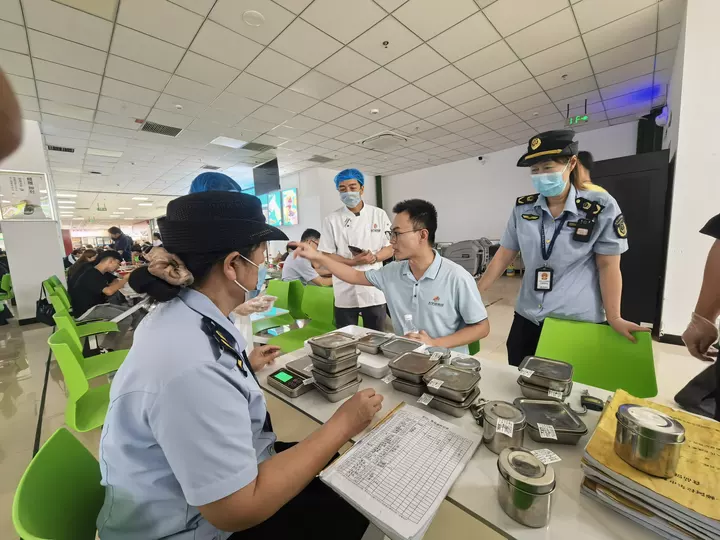 守护“开学餐”严把校园食品安全关 