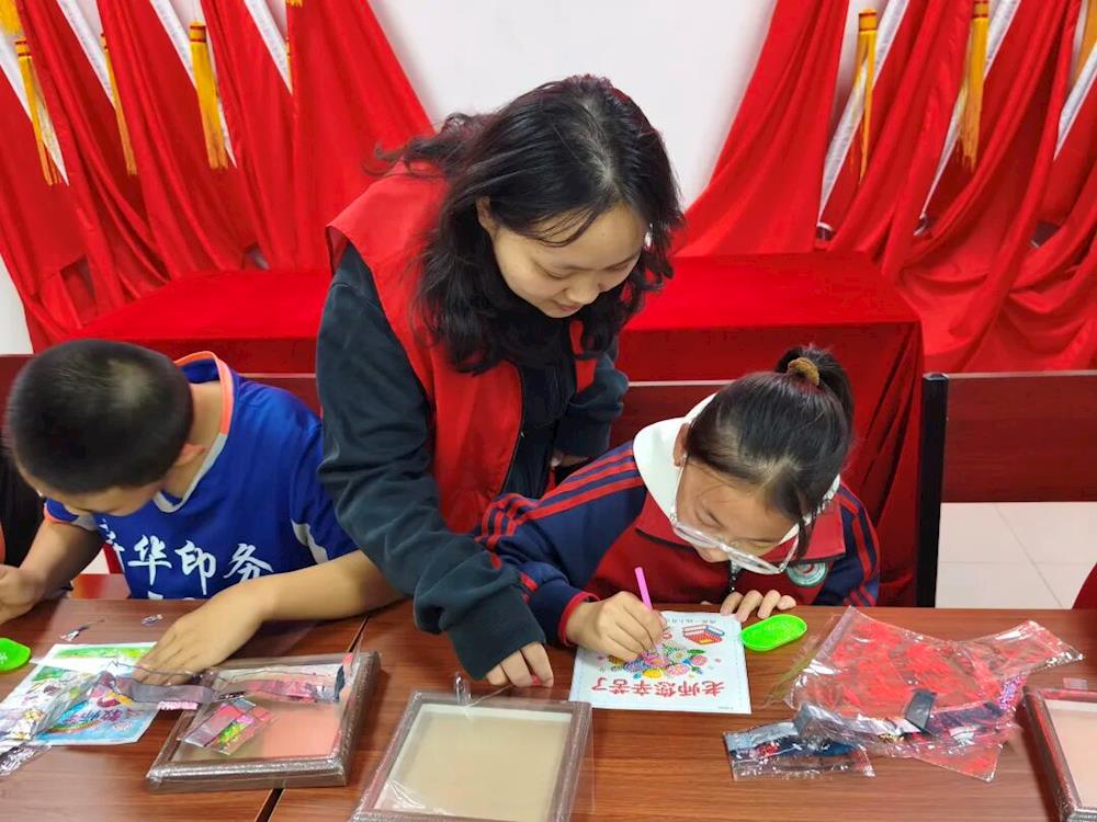 团内新闻   |   致敬园丁暖人心  匠心手工谢师恩--五团滨河社区开展教师节钻石画DIY活动