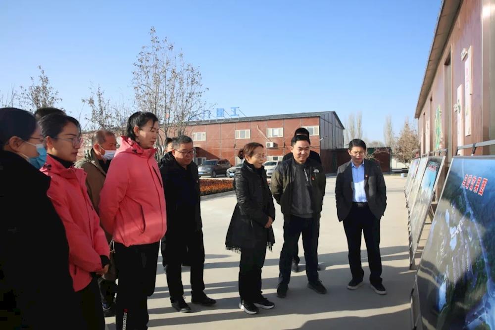 俯下身子干实事 蹲点服务暖人心 