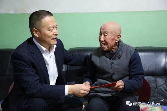卢跃东看望慰问原农一师党委书记,政委张长坤