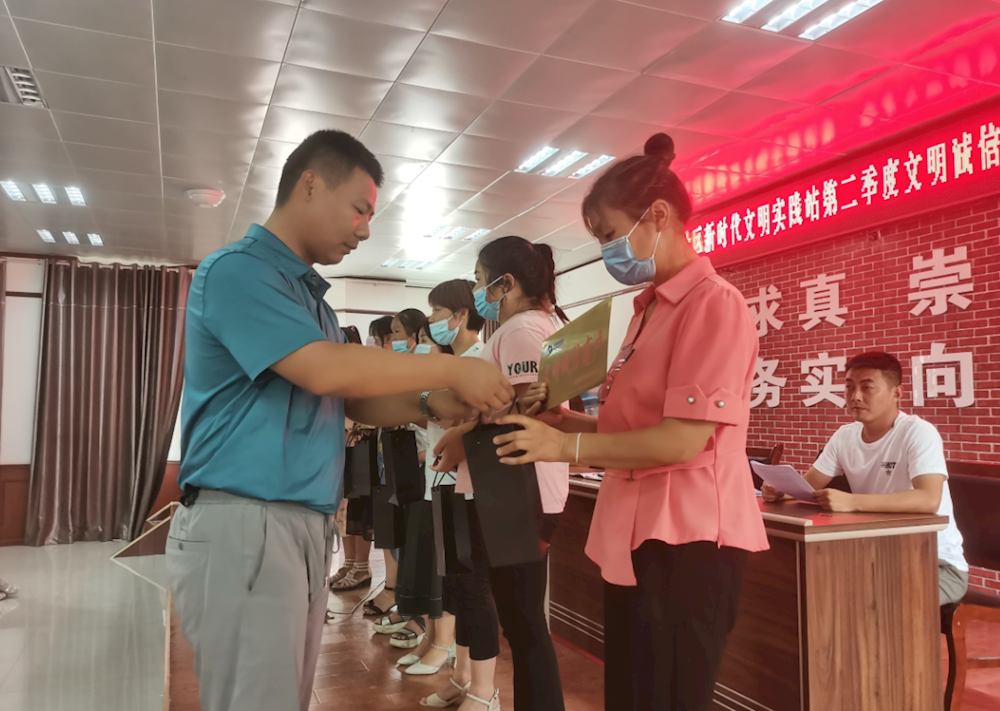 为“文明诚信商户”授牌   营造文明有序经营环境