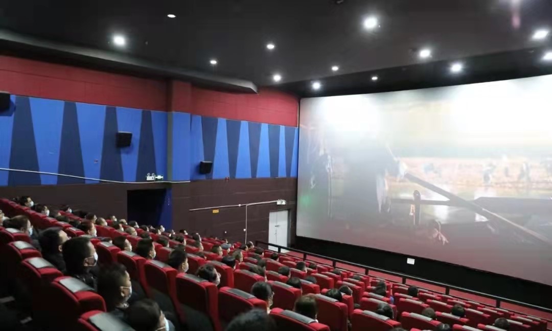 第一师阿拉尔市石油公司观看红色电影    赓续红色血脉