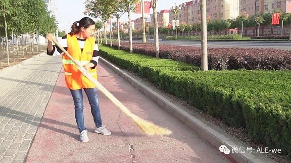 为创城助力！女记者变身环卫工，体验扫大街的苦与累