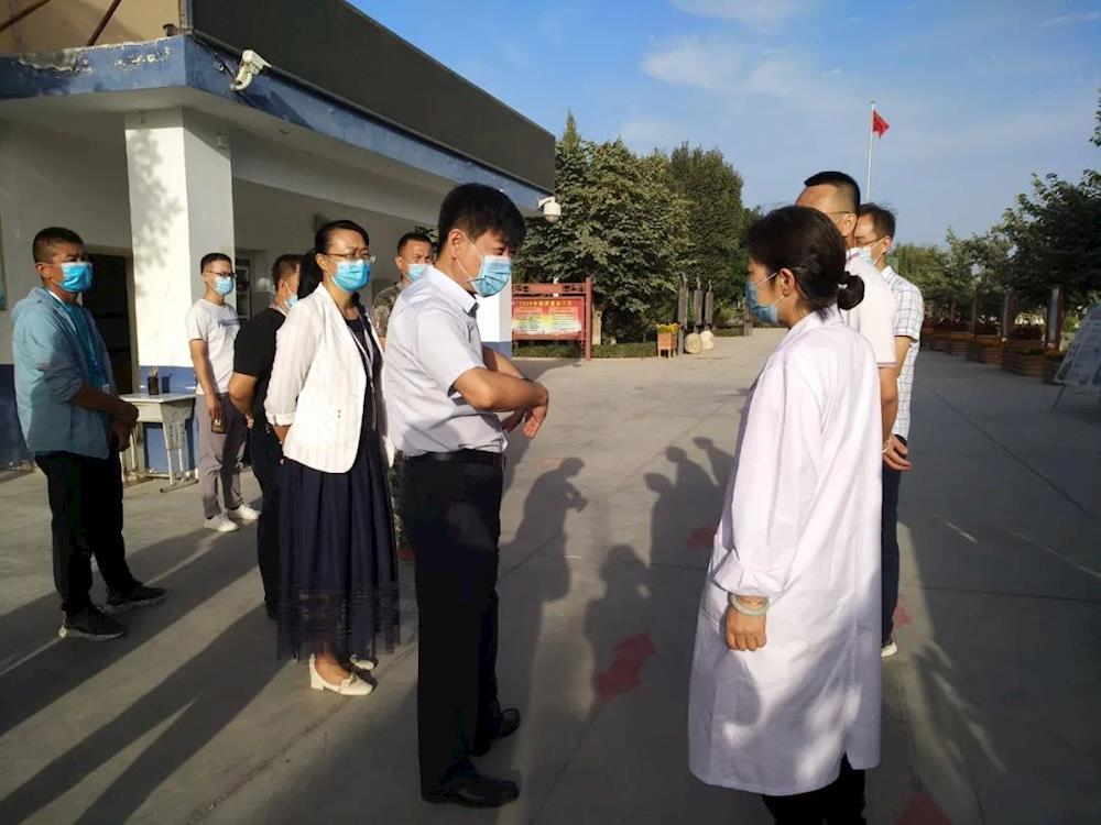 一师阿拉尔市中小学安全有序复课第一天，师市领导督查学校开学工作
