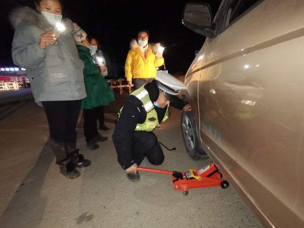 寒夜暖心救助 真心为民解忧