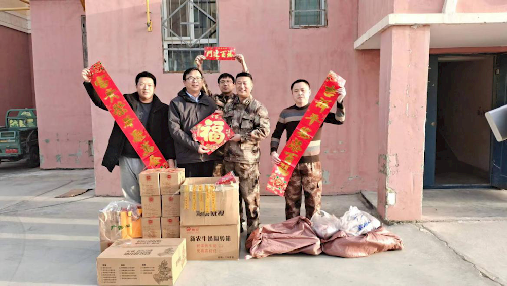 第一师阿拉尔市应急管理局赴皮山农场十一连“访惠聚”工作队开展春节慰问活动