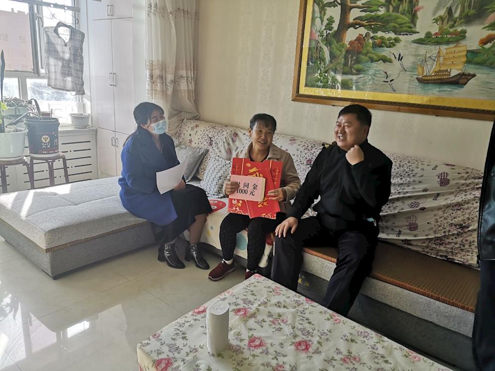 慰问困难群众 共享节日温情