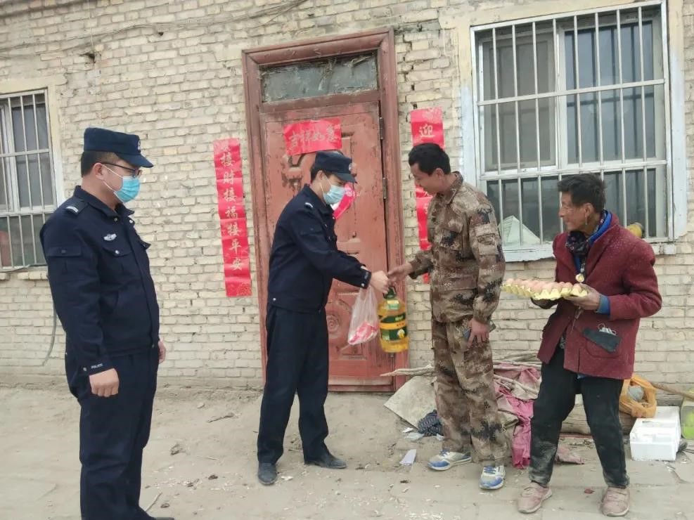 十四团一连警务室开展喜迎元宵节慰问孤寡困难老人活动
