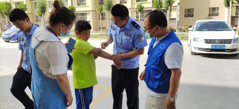 “熊孩子”被困地下室，民警、网格员齐帮忙