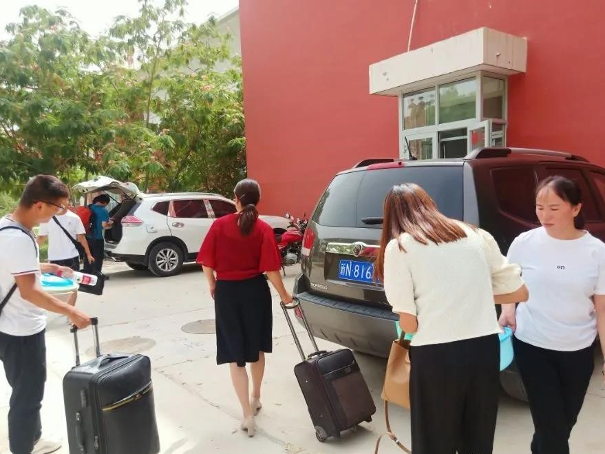 十四团中学亲切欢迎新进特岗教师和西部志愿者