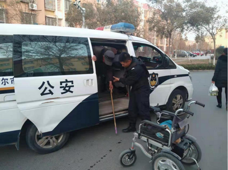 暖心护送轮椅老人安全回家