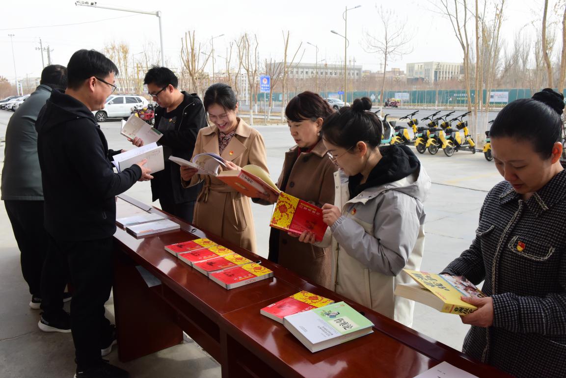 “馆藏”图书进企业、进社区