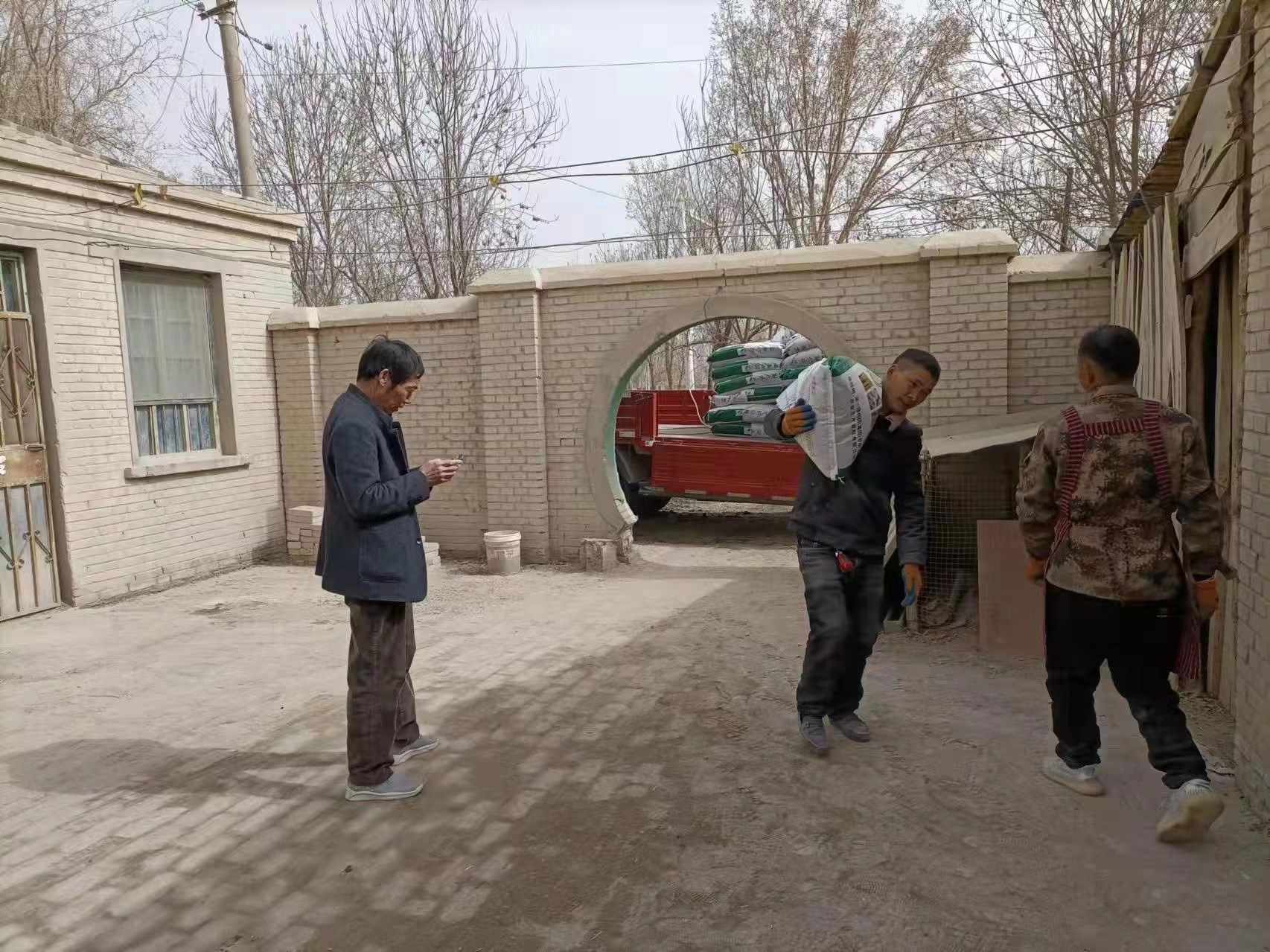 【我为群众办实事】送货到家保春耕,农户安心促真情