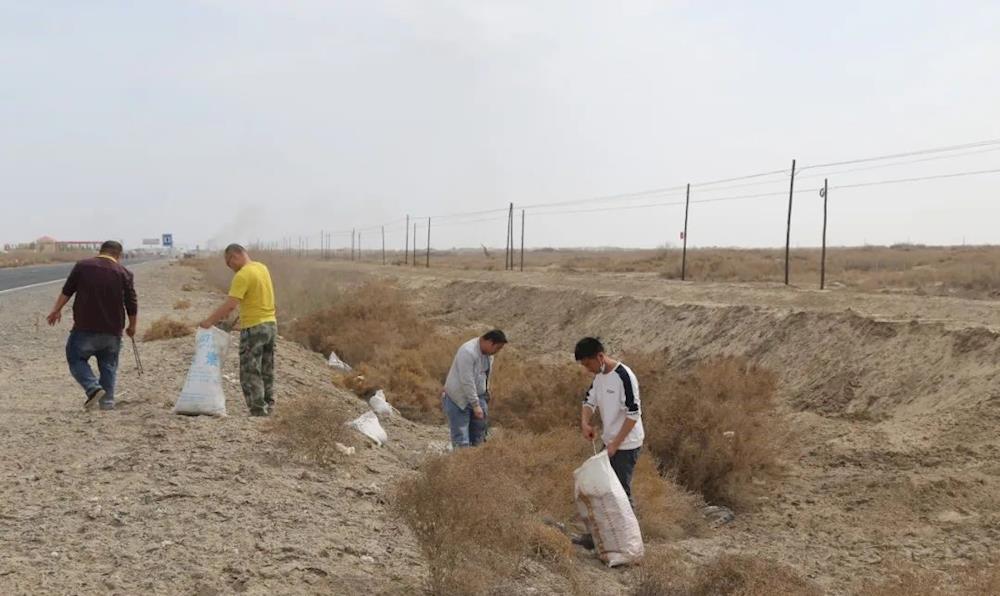 十四团开展“拾捡白色垃圾 守护绿水青山”公益环保志愿服务活动