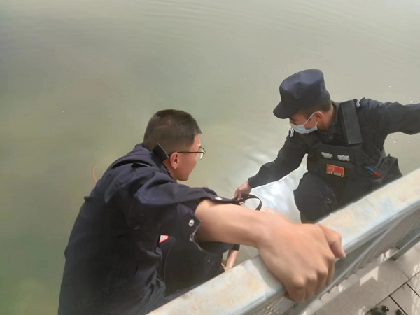 女子跳河轻身  民警火速救援