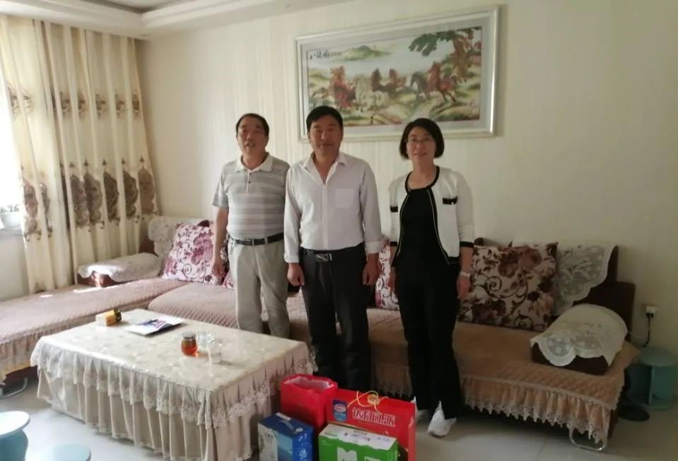 十四团开展“暖情五一 关爱劳模”慰问活动