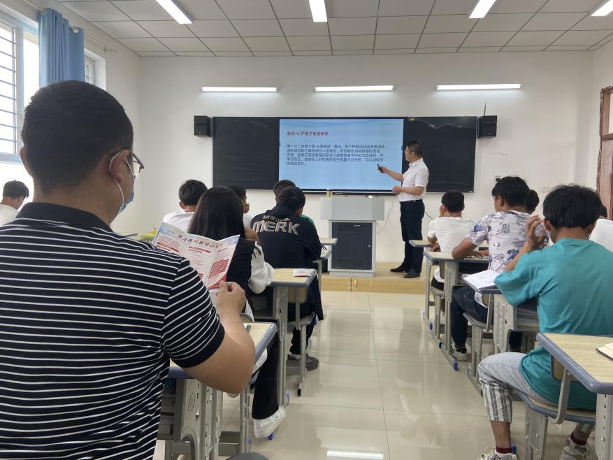 法律讲座解疑惑 法治意识促发展   