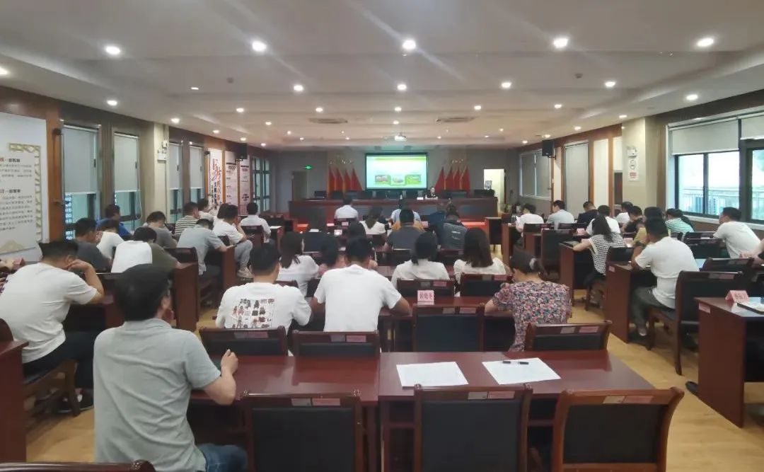 喜迎二十大 科普向未来  —棉麻公司农业专家走进田间地头开展棉花种植科普活动