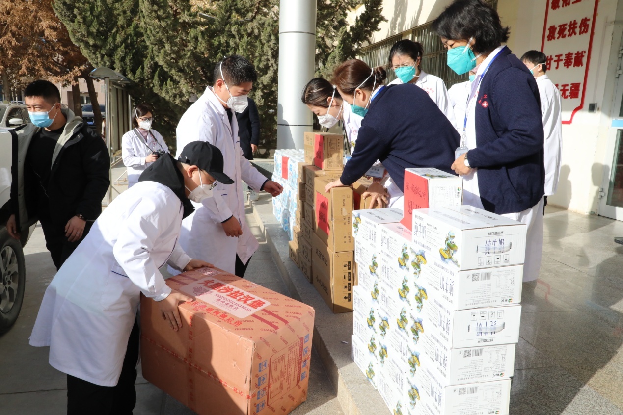 第一师棉麻公司慰问阿拉尔医院医护人员