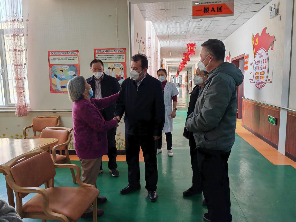 哈力木拉提·马木提看望慰问养老机构在院老人