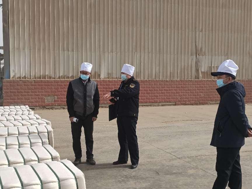 兵地联合调查组对鹏发棉业开展棉花质量监督检查
